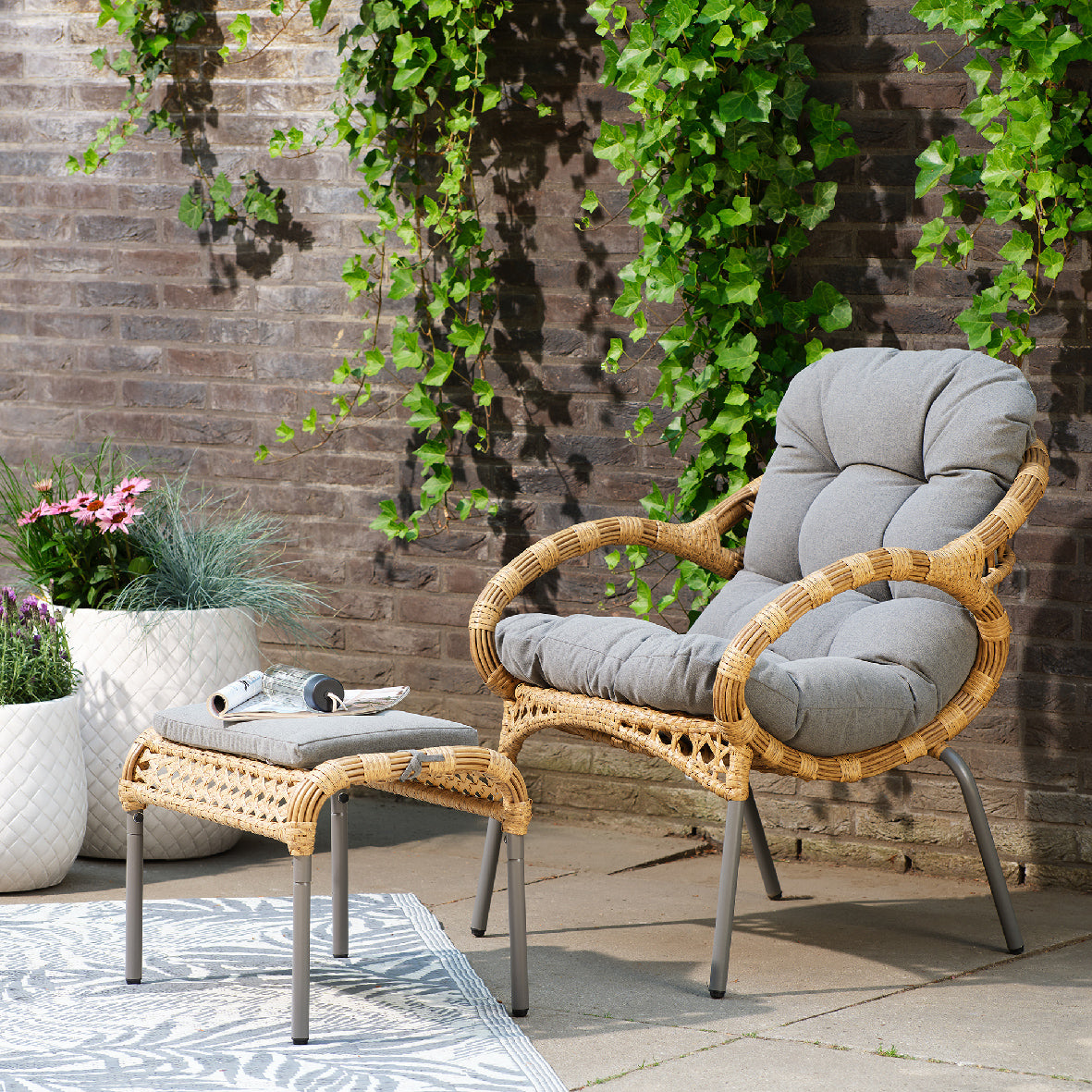 Fauteuil Castel avec coussin d'extérieur en osier couleur naturelle